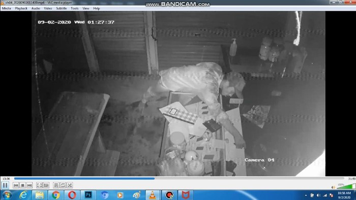 Pencuri di Sukabumi terekam CCTV.