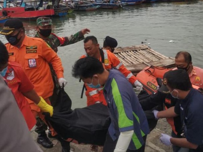 Sesosok mayat tanpa identitas ditemukan mengapung di perairan selatan Popoh, Tulungagung. Mayat itu diduga nelayan Trenggalek yang hilang sepekan lalu.