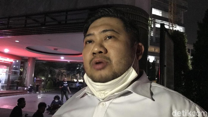 Pengacara jaksa Pinangki Sirna Malasari, Jefri Moses, di gedung Bundar Jaksa Agung Muda Tindak Pidana Khusus (Jampidsus) Kejagung (Tiara Aliya/detikcom)