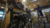 Dalam Permendag 68 tahun 2020 sendiri, untuk kelompok alas kaki yang diatur adalah alas kaki dengan sol dari karet dengan pos tarif/HS 6404.11.10, 6404.11.20, 6404.11.90, 6404.19.00, dan 6404.20.00. Sedangkan, untuk alat elektronik yang diatur adalah mesin pengatur suhu udara dengan pos tarif/HS 8415.10.10 dan 8415.10.90. Kemudian, untuk sepeda roda dua dan roda tiga yang diatur adalah pos tarif/HS 8712.00.10, 8712.00.20, 8712.00.30, dan 8712.00.90.