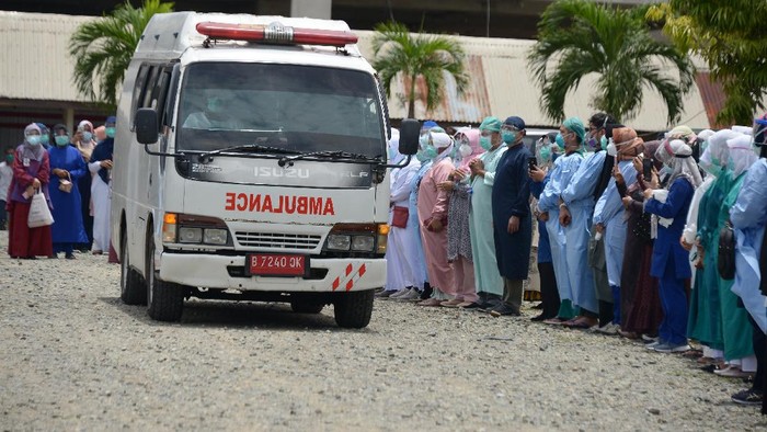 Ratusan tenaga medis melepas pemberangkatan jenazah dokter anestesi Imai Indra, yang meninggal akibat COVID-19 di Rumah Sakit Umum Zainal Abidin, Banda Aceh, Aceh, Rabu (2/9/2020). Dokter Imai Indra Sp.An merupakan dokter pertama di Aceh yang meninggal akibat COVID-19, sementara seratus lebih tenaga medis lainnya juga positif COVID-19 dan tengah menjalani perawatan. ANTARA FOTO/Ampelsa/foc.