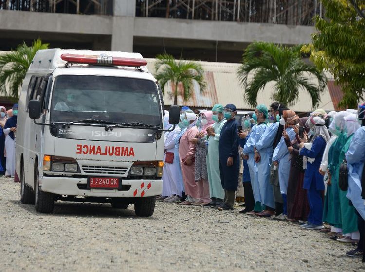 Penghormatan Terakhir untuk Jenazah Dokter Korban COVID-19