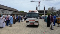 Ratusan tenaga medis melepas pemberangkatan jenazah dokter anestesi Imai Indra, yang meninggal akibat COVID-19 di Rumah Sakit Umum Zainal Abidin, Banda Aceh, Aceh, Rabu (2/9/2020). Sementara dari data IDI Pusat, tercatat lebih dari 100 dokter yang telah gugur akibat terpapar COVID-19.
