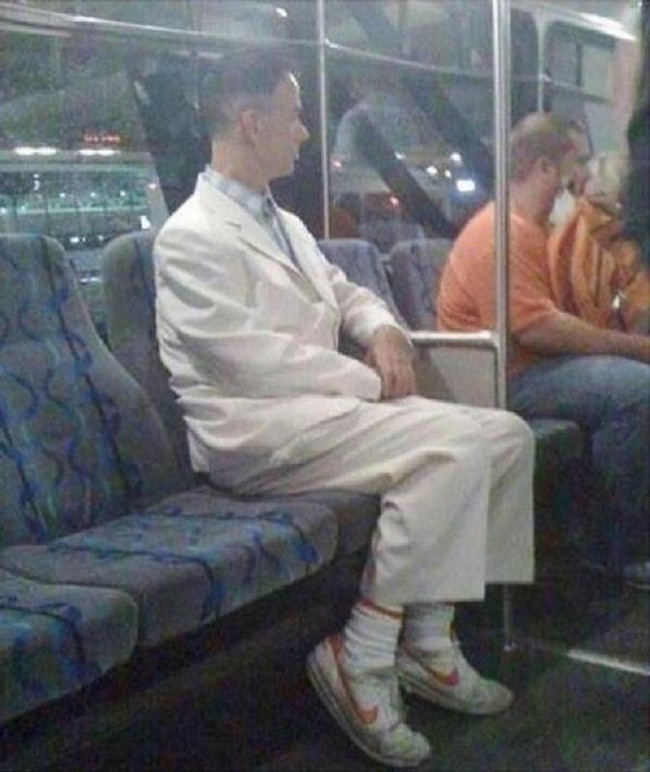 Mengingatkanmu akan sebuah film? Pria yang satu ini berpakaian seperti karakter Forrest Gump. Menggunakan celana, jas, dan sepatu serba putih dengan kemeja kotak-kotak berwarna biru putih. Foto: dok. too cool 2 be true