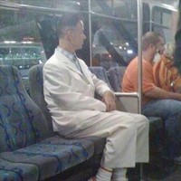 Mengingatkanmu akan sebuah film? Pria yang satu ini berpakaian seperti karakter Forrest Gump. Menggunakan celana, jas, dan sepatu serba putih dengan kemeja kotak-kotak berwarna biru putih. Foto: dok. too cool 2 be true