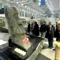 Bagian pengambilan koper dan barang-barang adalah hal yang paling menyenangkan. Kamu tidak akan pernah bisa menyangka apa saja yang mungkin dibawa oleh para penumpang lain. Seperti yang satu ini contohnya. Membuatmu terkejut bukan? Foto: dok. too cool 2 be true