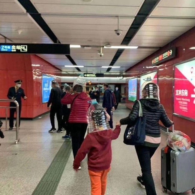 Pandemi Corona memang membuat perbedaan yang cukup signifikan dalam kehidupan, termasuk ketika akan bepergian. Seperti keluarga yang satu ini, agar lebih terlindungi mereka pun memutuskan untuk menggunakan botol yang cukup besar untuk menutupi kepala dan wajahnya. Foto: dok. too cool 2 be true