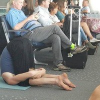 Tidak sedikit orang yang menghabiskan banyak waktu untuk menunggu di bandara. Entah karena jadwal pemberangkatannya yang masih lama atau mungkin pesawatnya mengalami keterlambatan. Agar waktu menunggunya tidak terbuang sia-sia, maka pria yang satu ini memanfaatkannya dengan melakukan yoga. Foto: dok. too cool 2 be true