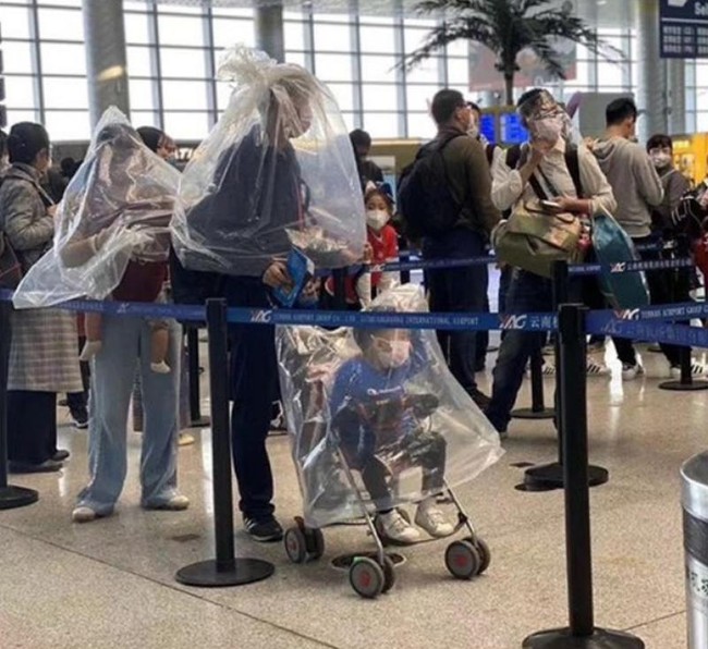 Kalau yang sebelumnya menggunakan botol, maka keluarga ini memiliki pilihan berbeda untuk mencegah infeksi virus Corona. Agar lebih aman, keluarga ini memilih untuk melengkapi pelindung tubuhnya dengan menggunakan plastik yang cukup besar. Foto: dok. too cool 2 be true