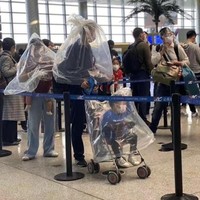 Kalau yang sebelumnya menggunakan botol, maka keluarga ini memiliki pilihan berbeda untuk mencegah infeksi virus Corona. Agar lebih aman, keluarga ini memilih untuk melengkapi pelindung tubuhnya dengan menggunakan plastik yang cukup besar. Foto: dok. too cool 2 be true