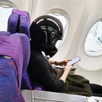 Menggunakan helm bisa menjadi salah satu ide cemerlang untuk terhindar dari virus Corona. Tak hanya itu saja, bagian wajah dan kepalamu juga pasti akan aman, tidak akan terbentur jika kamu tertidur di dalam pesawat. Bagaimana menurutmu ide yang satu ini? Foto: dok. too cool 2 be true