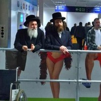 Nah ini adalah salah satu alasan mengapa kita harus memperhatikan hal-hal yang ada di dekat kita. Salah-salah posisi dan memilih tempat, kamu bisa berakhir seperti dua orang pria ini. Foto: dok. too cool 2 be true