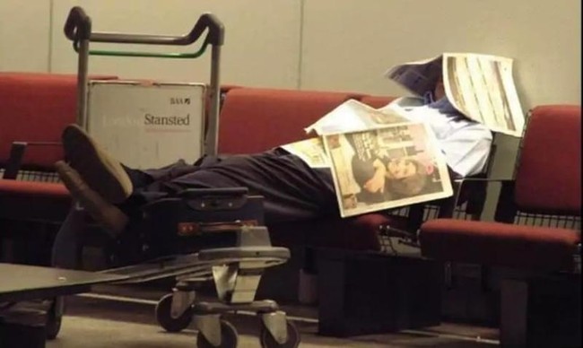 Ini adalah salah satu ide cemerlang yang bisa dicoba ketika ingin tidur di bandara. Selain bisa dijadikan bacaan agar tidak bosan, koran-koran ini juga bisa disulap jadi penutup wajah dan selimut mini agar tidurmu jadi lebih nyenyak. Foto: dok. too cool 2 be true