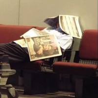 Ini adalah salah satu ide cemerlang yang bisa dicoba ketika ingin tidur di bandara. Selain bisa dijadikan bacaan agar tidak bosan, koran-koran ini juga bisa disulap jadi penutup wajah dan selimut mini agar tidurmu jadi lebih nyenyak. Foto: dok. too cool 2 be true