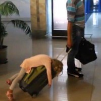 Jika dilihat dari foto yang satu ini sepertinya sang anak tidak merasa senang diajak pergi bersama orangtuanya. Kamu ada yang begini juga nggak nih kalau lagi ngambek? Kasihan ya, pasti sang ayah jadi makin susah dorong kopernya karena semakin berat. Foto: dok. too cool 2 be true