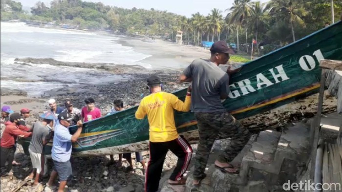 Perahu Terdampar di Sukabumi