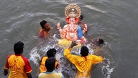 Ritual membenamkan patung ini menandai berakhirnya Festival Ganesh Chaturthi.  AP Photo/Rajanish Kakade  