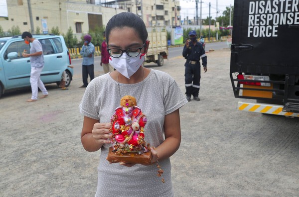 Seorang gadis India membawa berhala dewa Hindu berkepala gajah Ganesha untuk dibenamkan di Danau Saroornagar pada hari terakhir festival Ganesh Chaturthi di Hyderabad, India. AP Photo/Mahesh Kumar A. Seorang gadis India membawa berhala dewa Hindu berkepala gajah Ganesha untuk dibenamkan di Danau Saroornagar pada hari terakhir festival Ganesh Chaturthi di Hyderabad, India. AP Photo/Mahesh Kumar A.