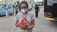 Seorang gadis India membawa berhala dewa Hindu berkepala gajah Ganesha untuk dibenamkan di Danau Saroornagar pada hari terakhir festival Ganesh Chaturthi di Hyderabad, India. AP Photo/Mahesh Kumar A.  