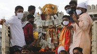 Festival Ganesh Chaturthi adalah perayaan kelahiran Ganesha, dewa kebijaksanaan, kemakmuran, dan keberuntungan Hindu. AP Photo/Mahesh Kumar A.  