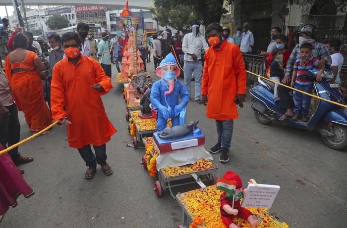 Perayaan Terakhir Festival Ganesh Chaturthi di India Indian workers remove idols of elephant-headed Hindu god Ganesha that were immersed earlier in Saroornagar Lake on the final day of Ganesh Chaturthi festival in Hyderabad, India, Tuesday, Sept. 1, 2020. The festival is a celebration of the birth of Ganesha, the Hindu god of wisdom, prosperity and good fortune. (AP Photo/Mahesh Kumar A.)