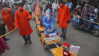 Festival Ganesh Chaturthi dilakukan selama 10 hari di Gerbang India di Mumbai, India, dan berakhir pada Selasa (1/9/2020) waktu setempat. AP Photo/Mahesh Kumar A.  