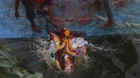 Di hari ke 10, patung-patung tersebut akan di rendam di sungai atau laut. AP Photo/Mahesh Kumar A.  