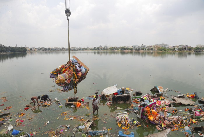 Perayaan Terakhir Festival Ganesh Chaturthi di India Indian workers remove idols of elephant-headed Hindu god Ganesha that were immersed earlier in Saroornagar Lake on the final day of Ganesh Chaturthi festival in Hyderabad, India, Tuesday, Sept. 1, 2020. The festival is a celebration of the birth of Ganesha, the Hindu god of wisdom, prosperity and good fortune. (AP Photo/Mahesh Kumar A.)