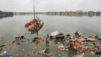 Di Mumbai saja, sekitar 150.000 patung direndam setiap tahun. AP Photo/Mahesh Kumar A.