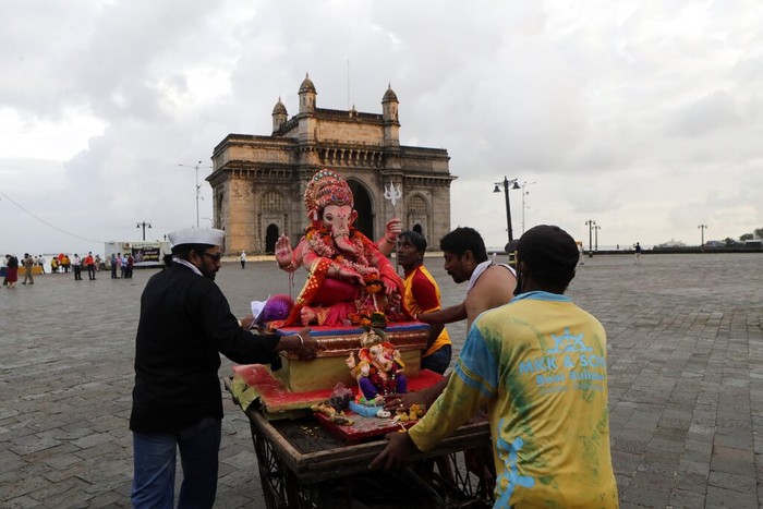 Perayaan Terakhir Festival Ganesh Chaturthi di India Volunteers immerse an idol of elephant-headed Hindu god Ganesha in the Arabian Sea, marking the end of the 10-day long Ganesh Chaturthi festival in Mumbai, India, Tuesday, Sept. 1, 2020. (AP Photo/Rajanish Kakade)