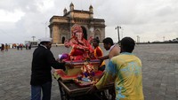Para pemuja dan relawan bersiap untuk membenamkan patung dewa Hindu berkepala gajah Ganesha di Laut Arab, di Mumbai, India, Selasa (1/9/2020) waktu setempat. AP Photo/Rajanish Kakade  