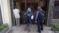 Petugas tampak mengenakan masker, face shield, hingga sarung tangan saat bertugas.