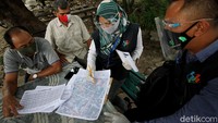 Petugas Badan Pusat Statistik Kota Solo mendatangi rumah warga guna melakukan verifikasi data kependudukan untuk sensus penduduk 2020 di kampung Lor Pasar, Laweyan, Surakarta, Jawa Tengah (2/9/2020).