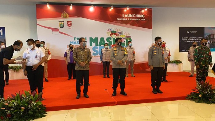 Polda Metro Jaya bagi 250 ribu masker di kawasan industri Jababeka.