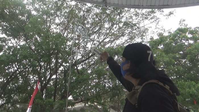 Polisi melakukan olah TKP di Showroom Hadji Kalla Makassar yang dirusak OTK
