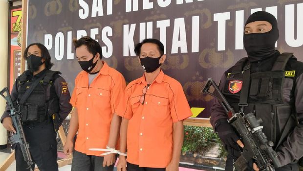 Polisi menangkap 2 penyedia jasa yang berkedok warung makan dan kopi di Kutai Timur (Budi K/detikcom)