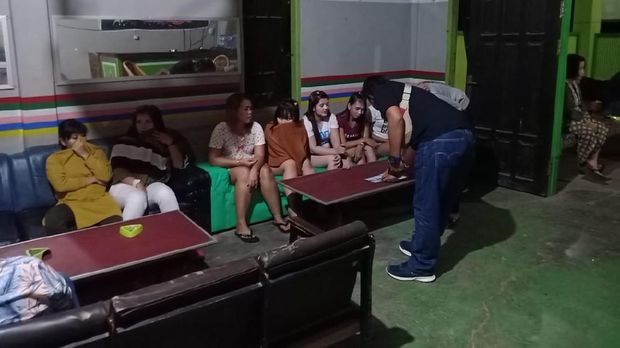 Polisi menangkap 2 penyedia jasa yang berkedok warung makan dan kopi di Kutai Timur (Budi K/detikcom)