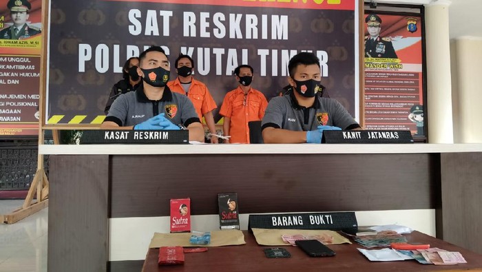 Polisi menangkap 2 penyedia jasa yang berkedok warung makan dan kopi di Kutai Timur (Budi K/detikcom)
