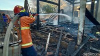 Petugas pemadam kebakaran bekerja memadamkan api yang membakar gudang mebel di Jalan Pramuka, Desa Wergu Kecamatan Kota Kudus, Rabu (2/9).