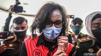 Pinangki usai menjalani pemeriksaan di Gedung Bundar Jaksa pada Jumat (4/9/2020). Rambut Pinangki tampak berantakan. (Foto: Ari Saputra)