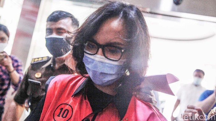 Potret Jaksa Pinangki Berbaju Tahanan Pinangki Sirna Malasari menjalani pemeriksaan hari ini di Kejaksaan Agung (Kejagung). Bernaju tahanan warna pink, Pinanki diperiksa terkait kasus Djoko Tjandra.