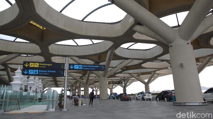 Penumpang melintas di area terminal kedatangan dan keberangkatan Bandara Internasional Yogyakarta yang dipenuhi dengan ornament khas Yogyakarta. Bandar udara yang memiliki terminal penumpang seluas 219.000 meter persegi tersebut mampu menampung 20 juta penumpang per tahunnya. Bandara Internasional Yogyakarta telah resmi beroperasi sejak 6 Mei 2019 dengan melayani 13 rute penerbangan domestik.