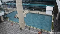 Di salah satu sudut bandara juga terdapat kolam berwarna biru yang semakin memberikan kesejukan dan kedamaian saat melihatnya. 