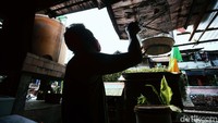 Sebelumnya Gubernur DKI Jakarta Anies Baswedan kembali mengeluarkan Keputusan Gubernur Nomor 879 tahun 2020 tentang Perpanjangan Pemberlakuan Pembatasan Sosial Berskala Besar pada Masa Transisi Menuju masyarakat Sehat, Aman dan Produktif. Kepgub ini berisi poin-poin perihal perpanjangan PSBB Transisi untuk ke depannya.