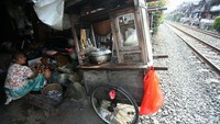 Pemukiman warga pinggir rel di Petamburan merupakan salah satu kawasan padat penduduk di Jakarta.