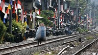 Warga beraktivitas di pemukiman mereka di pinggir rel Petamburan, Jakarta, Rabu (02/08/2020).