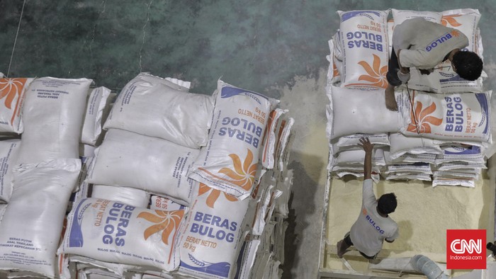 Petugas menata tumpukan karung beras yang akan disalurkan ke dalam truk saat peluncuran program bantuan sosial beras BULOG dan Kemensos untuk 10 juta keluarga penerima manfaat program keluarga harapan (KPM-PKH) di Komplek Gudang BULOG , Kelapa Gading, Jakarta, Rabu, 2 September 2020.