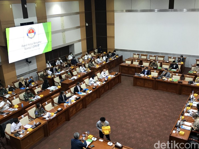 Komisi I DPR RI menggelar rapat kerja (raker) bersama dengan Kementerian Pertahanan (Kemenhan), Kementerian Komunikasi dan Informatika (Kominfo), hingga Kementerian Luar Negeri (Kemenhan).