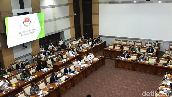 Komisi I DPR RI menggelar rapat kerja (raker) bersama dengan Kementerian Pertahanan (Kemenhan), Kementerian Komunikasi dan Informatika (Kominfo), hingga Kementerian Luar Negeri (Kemenhan).