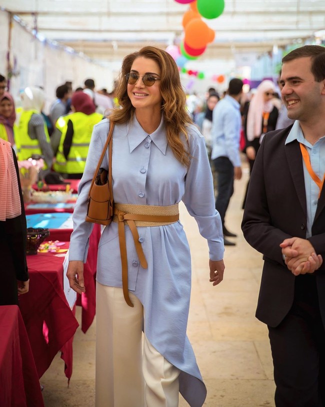 Ini menjadi tahun yang sulit tapi aku berterima kasih karena negaraku melakukan semua cara untuk mencegah penyebaran virus COVID-19 dalam lingkungan kami dan memprioritaskan kesehatan dan keamanan orang-orang, ungkapnya kepada Hello. Foto: Instagram @queenrania